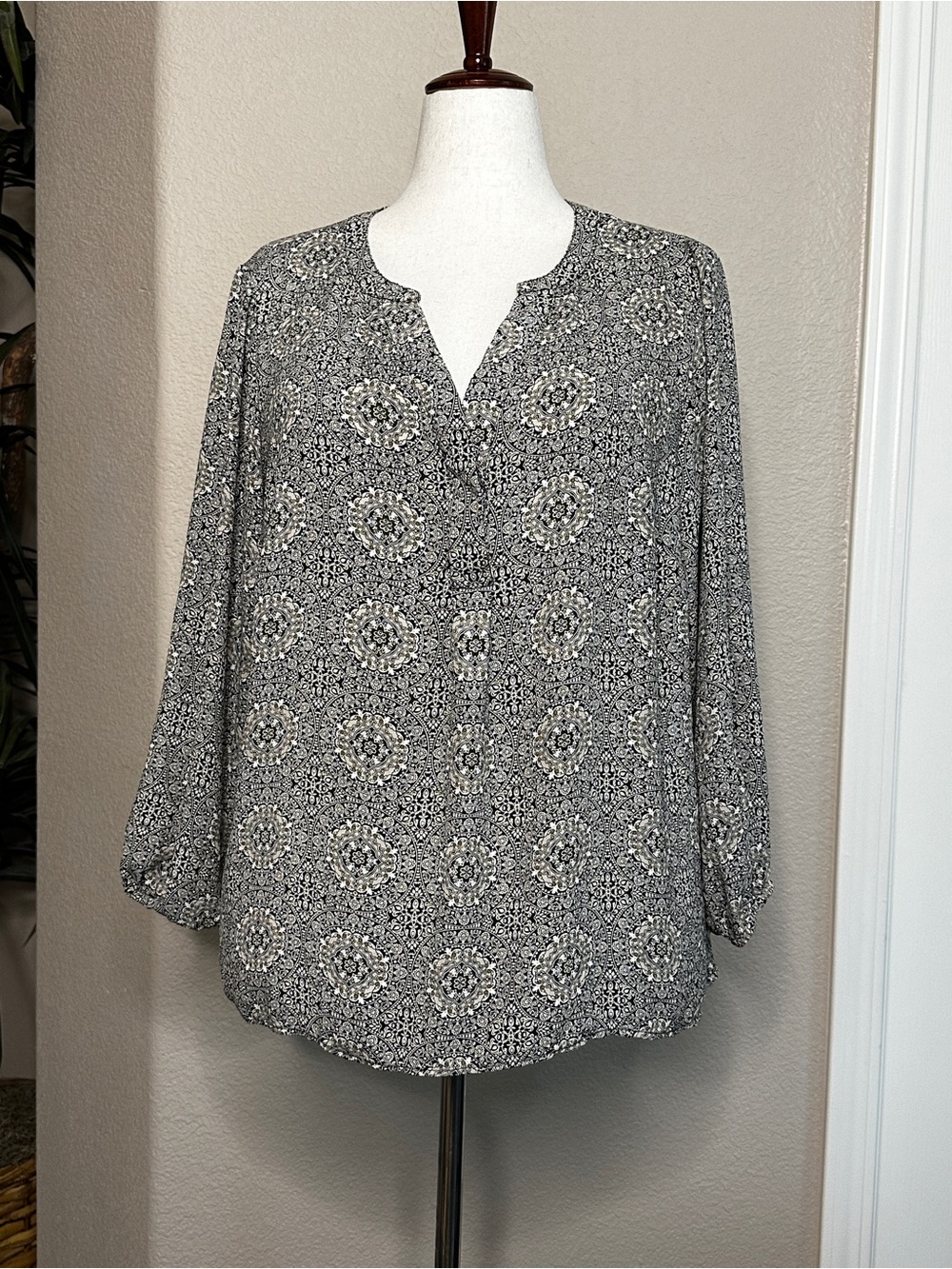 Faith & Zoe Black and White Printed Split-Neck Blouse